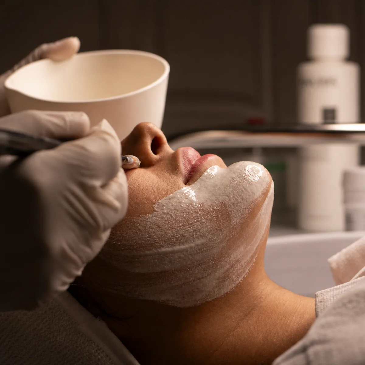 Aplicación profesional de una mascarilla facial